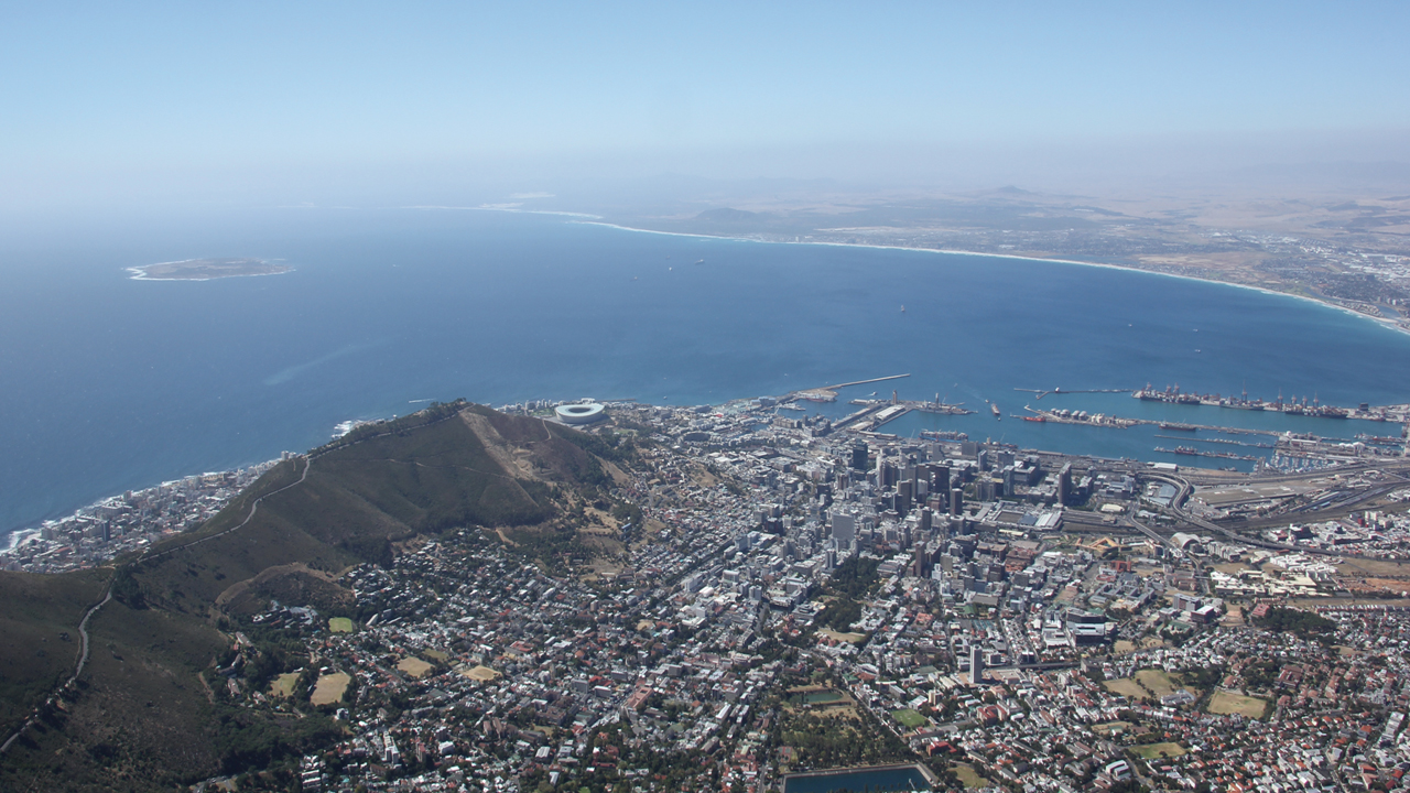 Villes tentaculaires, mais mouillages déserts et intérieurs des terres luxuriants, l'Afrique du Sud est multiple, et justifie une escale longue.