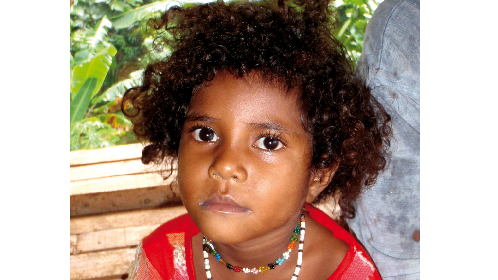 Que peut bien penser cette petite fille des Louisiades, au contact des occupants d’un voilier de voyage venu de l’autre bout du monde ?