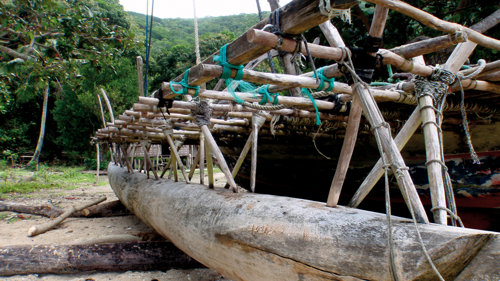 Fixation par ligatures du balancier d’une pirogue des Louisiades. Une technique que ne renierait pas James Wharram !