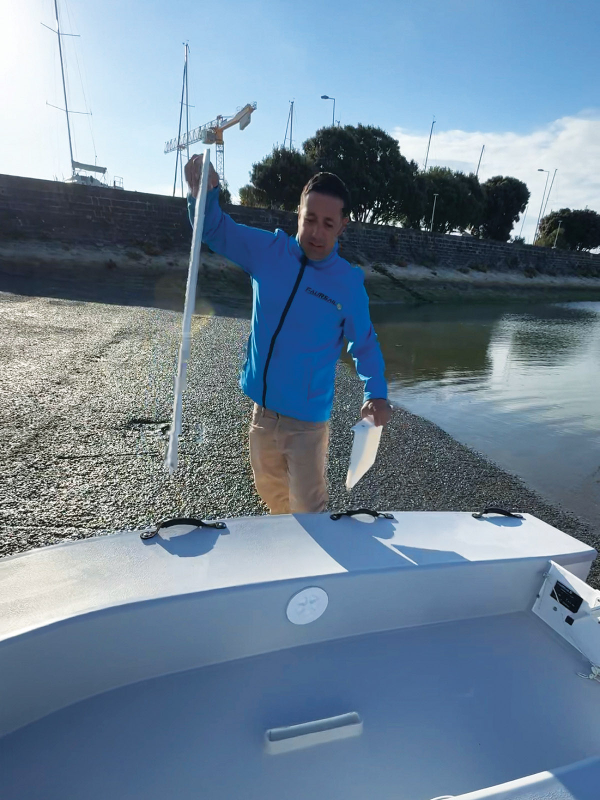 Le puits de dérive peut être obturé par un mini-appendice lors des navigations au moteur.