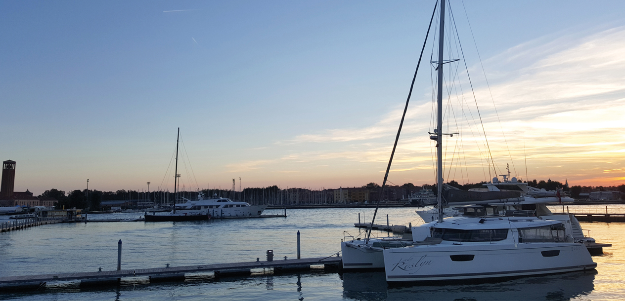 Dans la marina à quelques encablures de Venise : le spot idéal pour partir à la découverte de la cité de Doges et de la lagune.