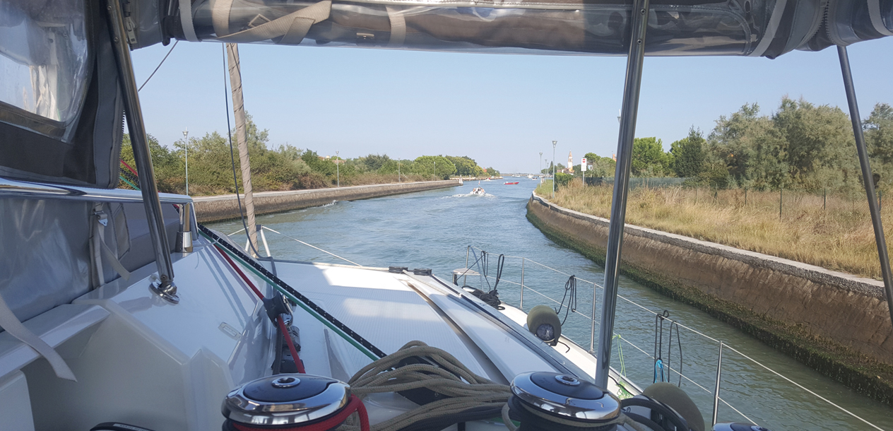 La navigation, dans les canaux étroits, n'est pas toujours simple. Et attention aux marées…