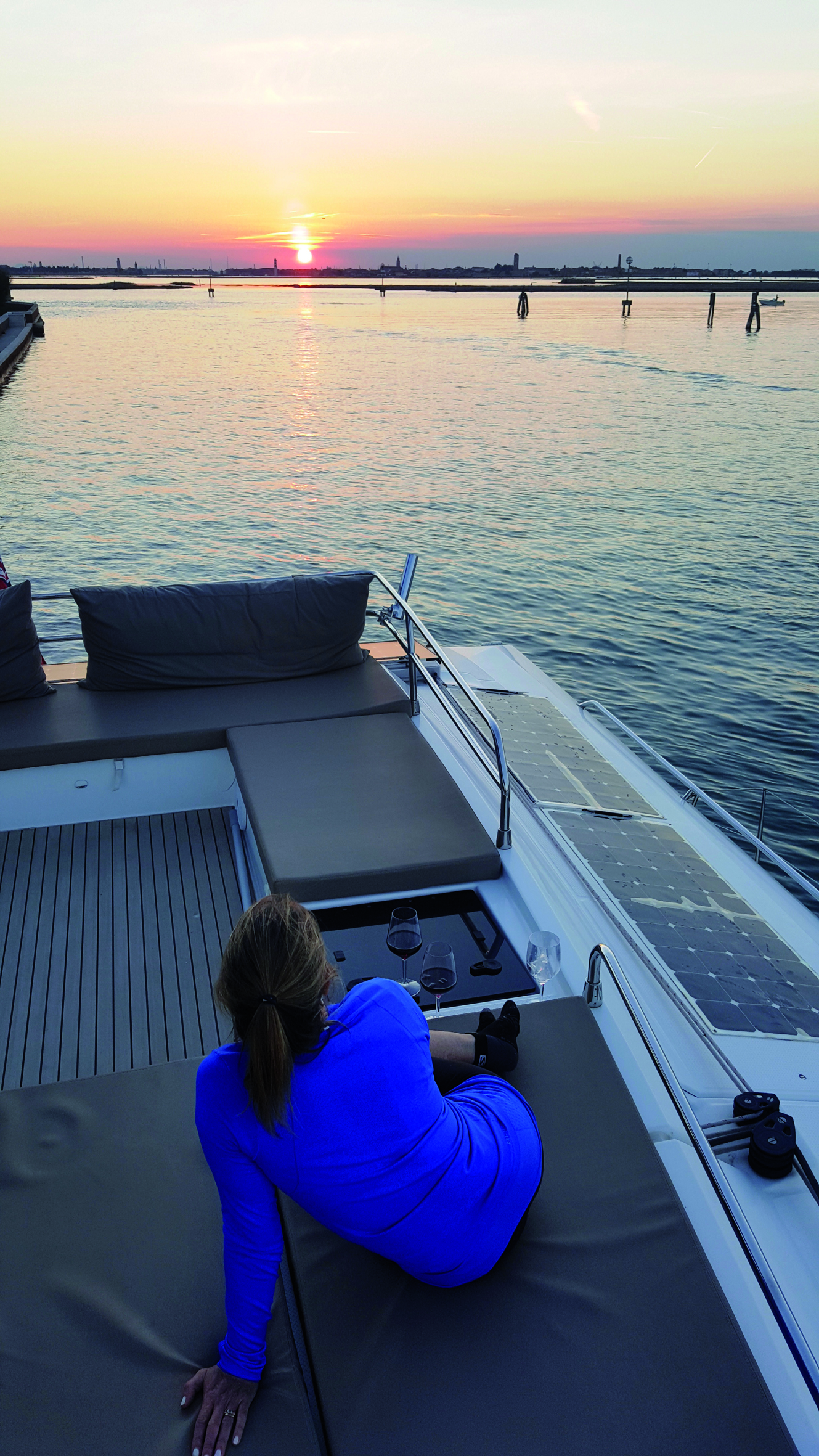 Coucher de soleil sur Venise, et pourtant, le catamaran est seul au mouillage…