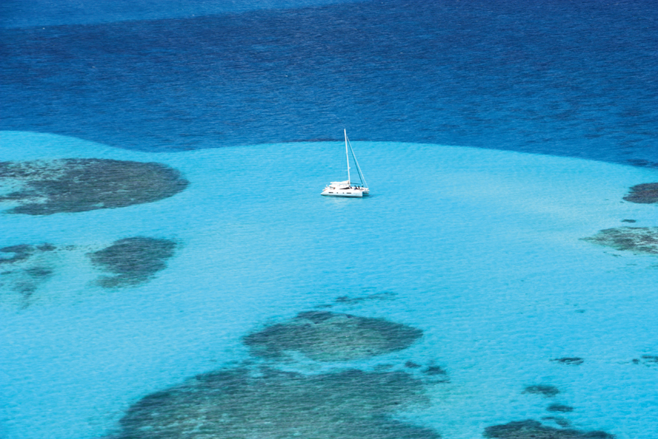 Couple heureux en mer