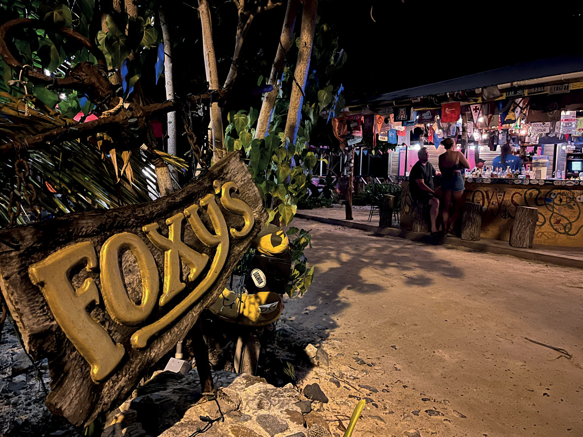 Tout à l’est de la plage de Belle Vue, impossible  de rater le fameux Foxy’s…