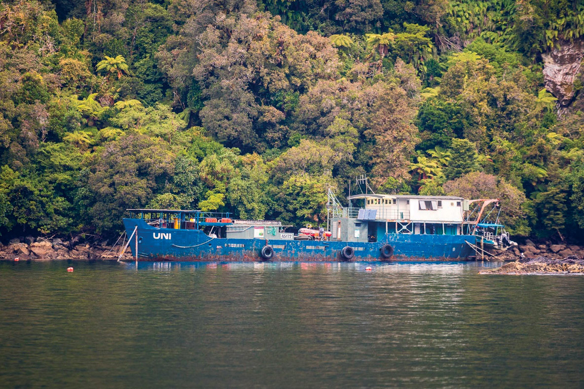 La barge pompe à essence de Sunday Cove.
