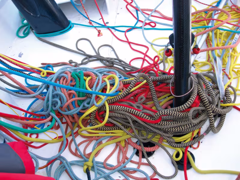 A bord de nos bateaux, elles sont nombreuses et ont toutes une utilité... Vive les ficelles pour booster votre beau multi, même de voyage !