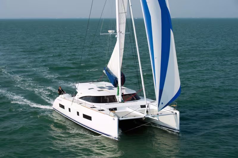 Le portant est l'allure préférée des multicoques, mais aussi la plus rapide grâce aux voiles modernes…
