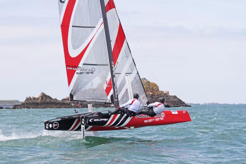Découvrez le Flying Phantom, le catamaran volant