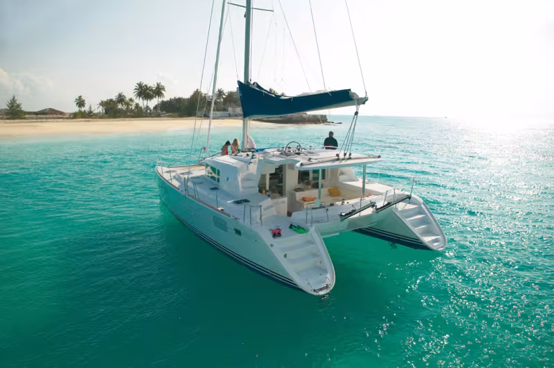 En 2004, le Lagoon 440 a fait sensation avec son flybridge – une première pour un cata de moins de 50 pieds (Photo : Lagoon/N. Claris).