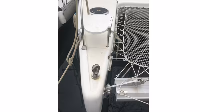 La surface antidérapante de la pointe de diamant du gelcoat est usée, le rendant inefficace et… peu esthétique ! Il est temps de faire quelque chose pour embellir son bateau. 