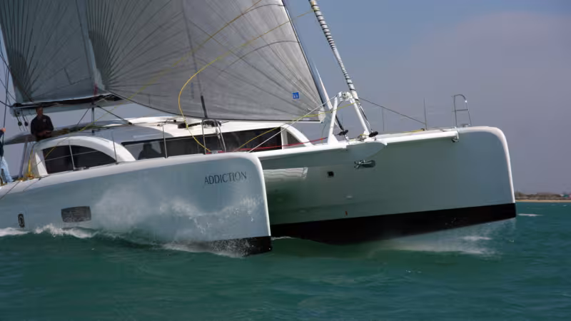 Et si vous bordiez un peu plus les voiles ? Ça remonte au vent, un cata !