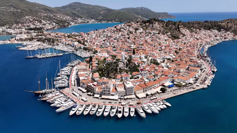 Le port typique de Poros accueillait 64 multicoques dont 36 Lagoon !