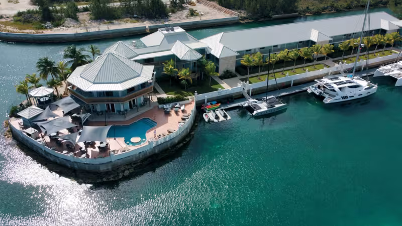 L’Xquisite Catamaran Center est installé  à quelques minutes de l’aéroport de  Freeport, sur l’île de Grand Bahama.