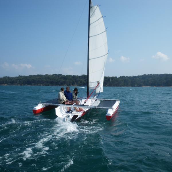 Dès que le vent est de la partie, le petit trimaran s'ébroue avec une belle aisance. Agréable !