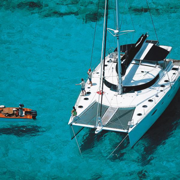Au mouillage l'Eleuthéra est exceptionnel : un bateau aux volumes impressionnants et très agréable à vivre.
