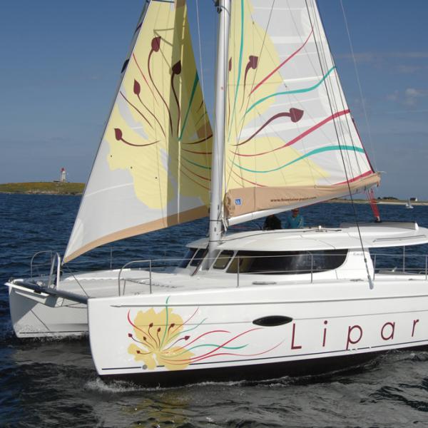Le Lipari est bien un Fountaine-Pajot, dont la ligne rappelle le Mahé 36 et l'Orana 44.