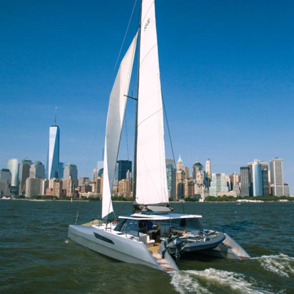 Bien en appui sur ses jupes, le Gunboat 55 fait parler la puissance de son gréement élancé