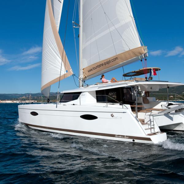 Un catamaran qui marche bien sous voile, tout en offrant un beau volume de vie. Le top en croisière sabbatique !