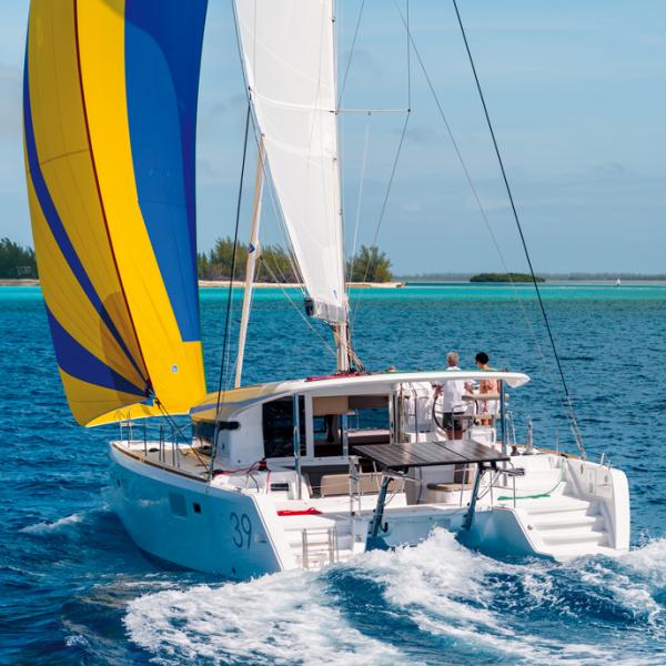 Il ne faudra pas hésiter à jouer avec un spinnaker au portant, un profil enroulable combinera performances et facilité de manœuvre.