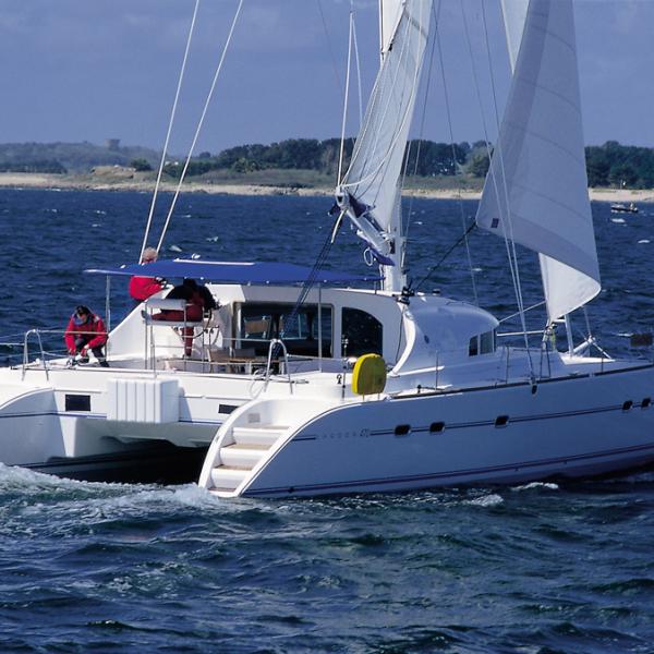 En l'absence de dérives, ce catamaran de croisière n'offre pas un cap excellent au près.