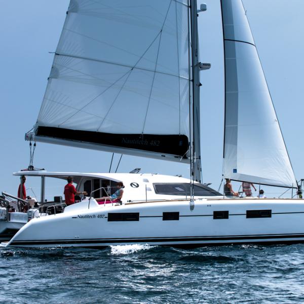 Idéal pour une famille en balade Atlantique, le 482 est un bateau à taille humaine au plan de pont bien étudié pour une utilisation en équipage réduit.