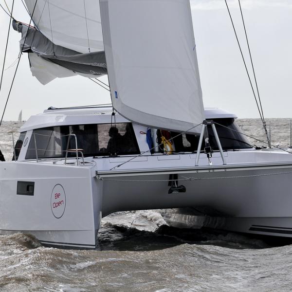 La plate-forme raide et légère de l'Open 40 fait merveille dans la mer formée