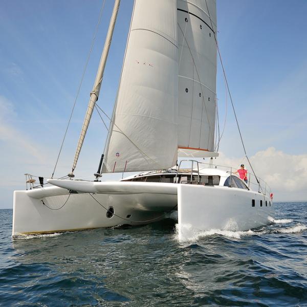 Petit temps, mer plate avec du clapot, la vitesse descend rarement en dessous de 8 nœuds... même sous solent !