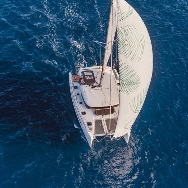 L'implantation innovante du mât permet un gain de surface significatif sur les voiles d'avant (ici le spi asymétrique)