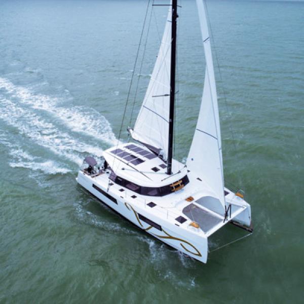 Sous voile, le Nautitech 44 Open ne manque pas d’élégance. Il arbore des étraves un peu plus hautes et un tunnel conséquent pour mieux appréhender la mer formée.