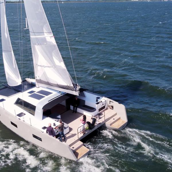 Une navigation par bonne brise permet de démontrer les bonnes aptitudes sous voile du Vaan R4.