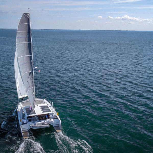 Très élégant sur l’eau, le R5 offre également un design assez sportif. Une impression qui se confirme dès que le catamaran est sous voile.