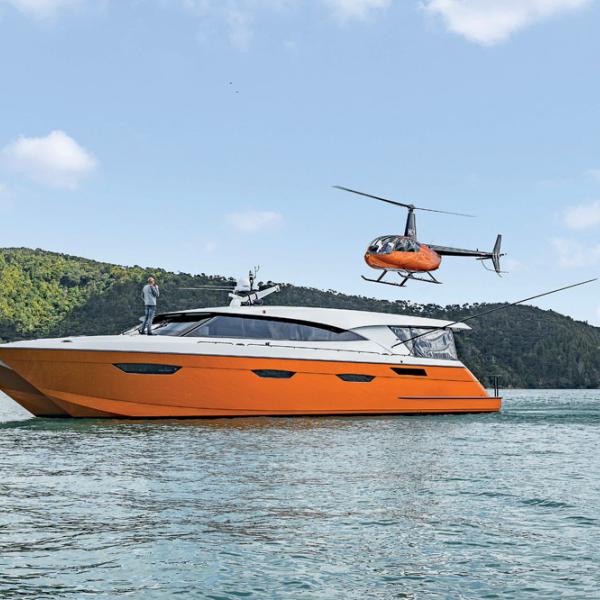 Pour Wayne Valder, pas de meilleur moyen  d’arriver à son bord que par hélicoptère !  Notez que la couleur orange des coques a été empruntée au constructeur automobile Bentley.