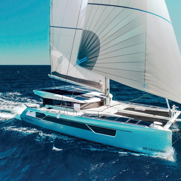 Sous gennaker (la voile estamurée sur un bout dehors escamotable), le New Windelo 50 peut facilement tenir des moyennes supérieures à dix nœuds. Atteindre des vitesses à deux chiffres est la meilleure garantie pour assurer une hydrogénération effic