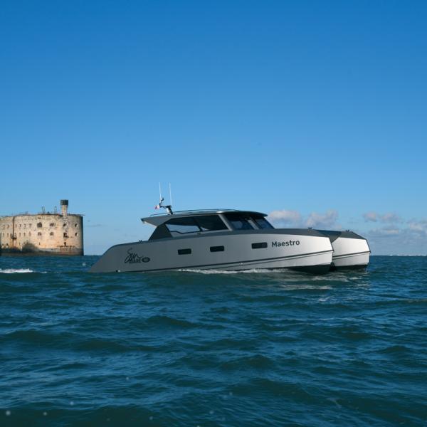Le Sunmare 50, à quelques encâblures de Fort-Boyard, profite de l’incomparable lumière d’hiver.