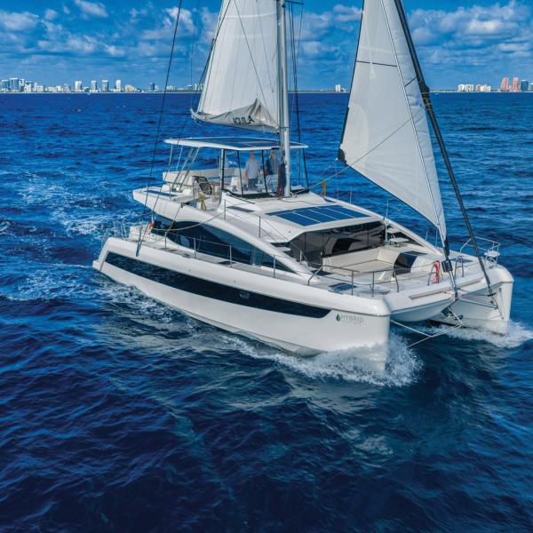 L’Aquila 50 Sail est le premier modèle de la gamme voile ;  il sera épaulé très bientôt  par un 45 et un 65.