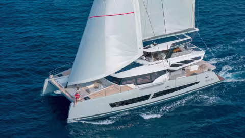 Avec son jeu de voiles Incidence en Hydranet ZZ  et son enrouleur hydraulique Profurl, le  Thira 80 se donne les moyens d’avaler les milles sans solliciter ses moteurs.