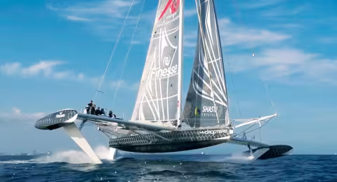 L’Hydroptère, directement inspiré par les travaux d’Eric Tabarly, est devenu un multicoque à foils en V très performant.
