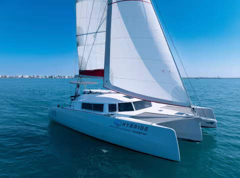 Ce Neel 43 Hybride n’est pas proposé par le constructeur de trimarans rochelais, mais par Emeraude Multicoques, un intégrateur implanté à La Grande-Motte, Port Leucate et Canet-en-Roussillon.