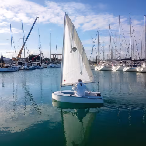 Le plan de voilure cat-boat offre d’étonnantes possibilités de vitesse et de maniabilité.