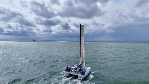 Cette vue montre bien le volume important offert par les coques. Notez que le cockpit central est si vaste qu’il peut embarquer sans peine l’annexe !