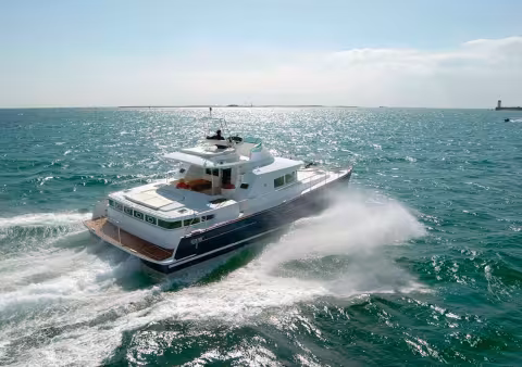 Le Lagoon Power 43 est le premier catamaran à moteur proposé par le constructeur ; ce modèle se distingue par son « château arrière » qui tient de suite Propriétaire.