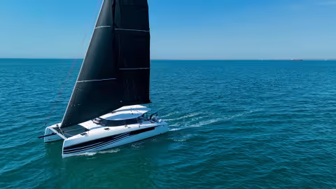 Le 41 Type S inaugure une nouvelle signature esthétique. Plus fines, les lignes du rouf et du bimini allègent visuellement la silhouette tout en conservant les volumes qui font le confort de vie à bord.