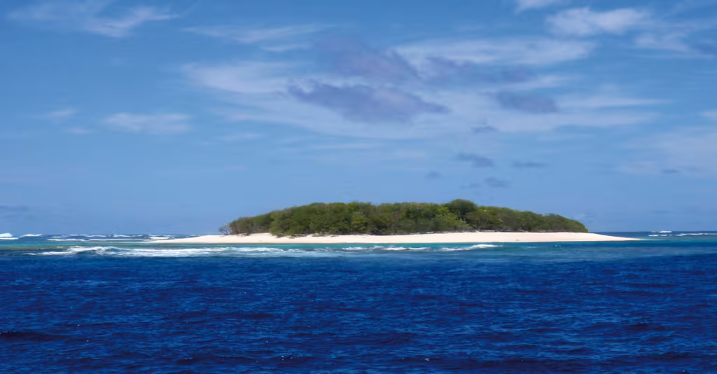 L’îlot inhabité de Maninita, entouré de courants et de récifs. Nous y débarquerons tout de même, mais nous avons connu mouillage plus paisible !