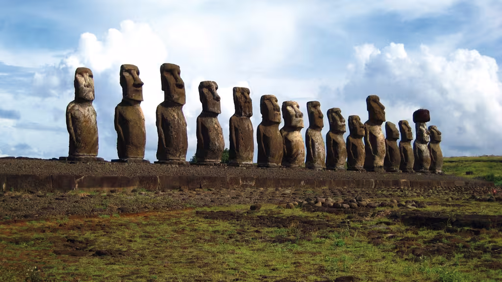 Sur le site de Tongariki, les 15 moaï, plus grand alignement de l'île.