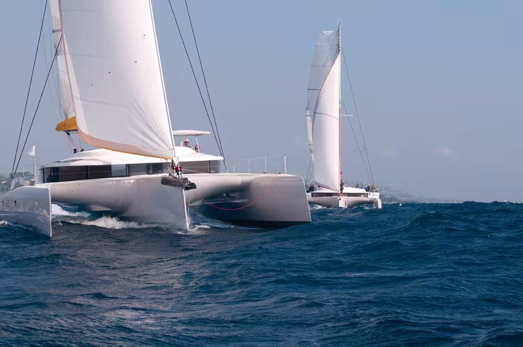 Quand deux trimarans se rencontrent dans la baie de St-Tropez, c'est "plaisirsmaximum" à la barre… 