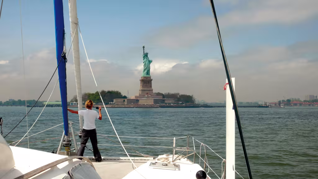 La photo devant la Statue de la Liberté : un des musts des souvenirs d'un tour du monde. Encore faut-il aller naviguer jusqu'à New York !