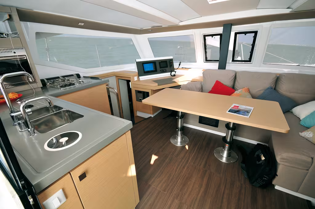 Une cuisine panoramique bien équipée, un carré à la sellerie soignée et un roof lumineux percé de grand panneaux ouvrants frontaux pour une ventilation efficace.