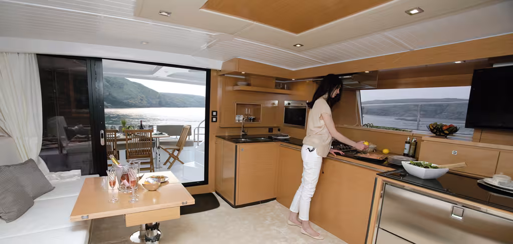 Les aménagements, confortables et lumineux, offrent un design très contemporain.