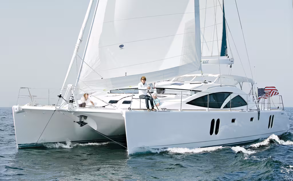 Lors de notre essai, le catamaran était prêt à partir pour une transat. Pourtant, malgré ses 2 tonnes de charge, il demeure impeccablement dans ses lignes…